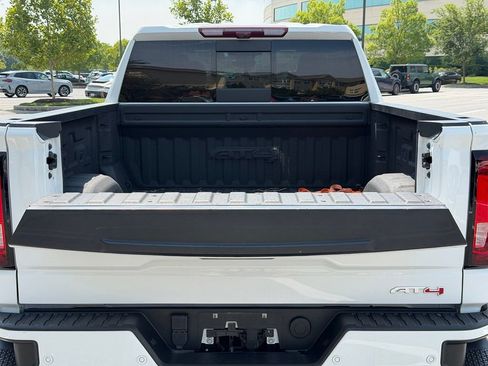 Used 2024 GMC Sierra 1500 AT4 w/ Technology Package AWD/4WD image 9