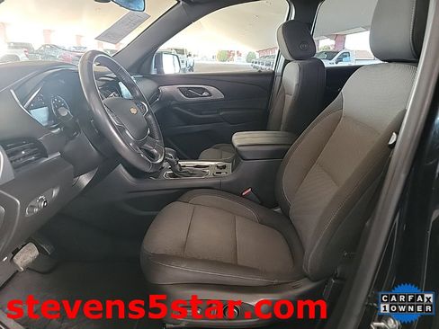 Used 2022 Chevrolet Traverse LT image 2