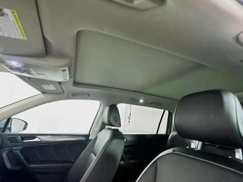 Used 2022 Volkswagen Tiguan SE w/ Panoramic Sunroof Package image 25