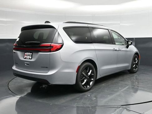 New 2026 Chrysler Pacifica Limited FWD image 12