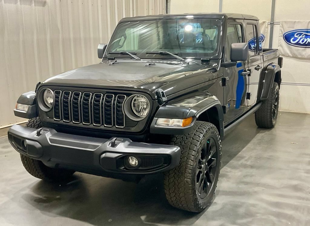 Used 2025 Jeep Gladiator Sport AWD/4WD image 4