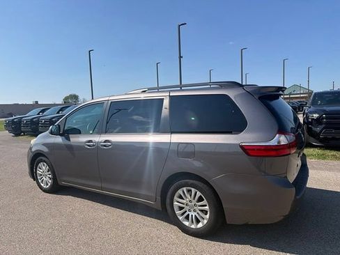 Used 2017 Toyota Sienna XLE Premium FWD image 19