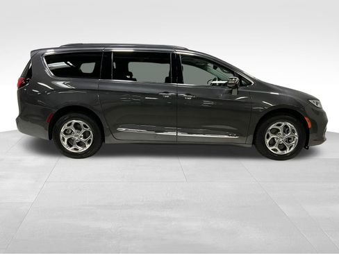 Used 2022 Chrysler Pacifica Limited image 3