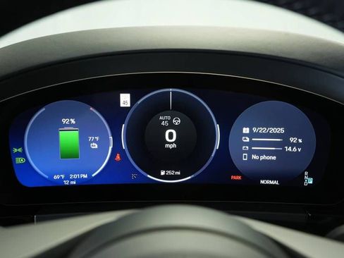 Certified 2025 Porsche Macan 4S Electric AWD/4WD image 14