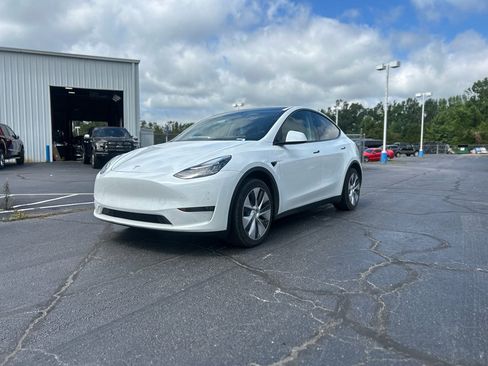Used 2023 Tesla Model Y Long Range AWD/4WD image 3