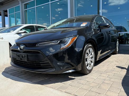 Used 2025 Toyota Corolla LE FWD image 2