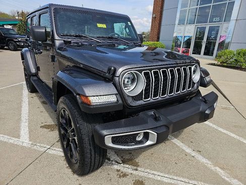 Certified 2025 Jeep Wrangler Unlimited Sahara AWD/4WD image 3