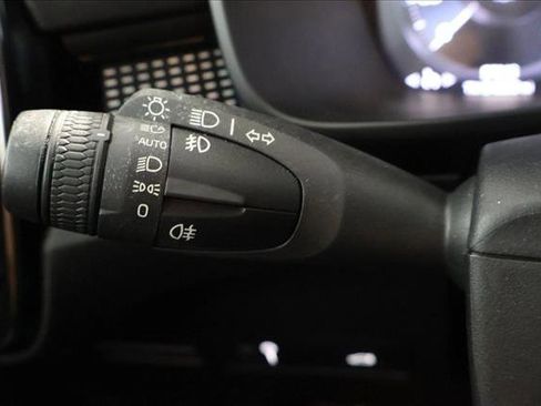 Used 2021 Volvo XC40 T5 R-Design image 15