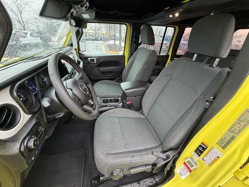 Used 2024 Jeep Wrangler Unlimited w/ Convenience Group AWD/4WD image 21