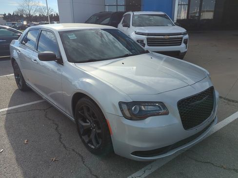Used 2022 Chrysler 300 Touring w/ Sport Appearance Package image 2