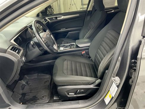 Used 2018 Ford Fusion SE w/ Fusion SE Technology Package image 17