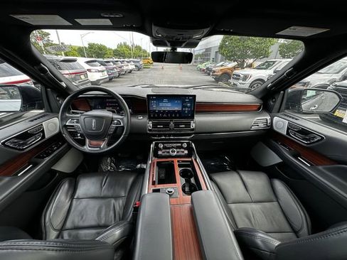 Certified 2023 Lincoln Navigator Reserve AWD/4WD image 3