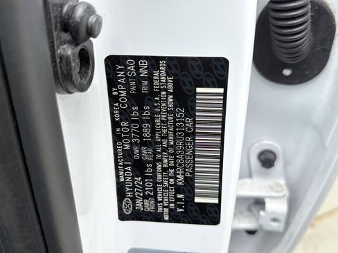Used 2024 Hyundai Venue Limited FWD image 25