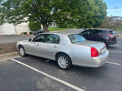 Used 2009 Lincoln Town Car Signature Limited RWD image 4