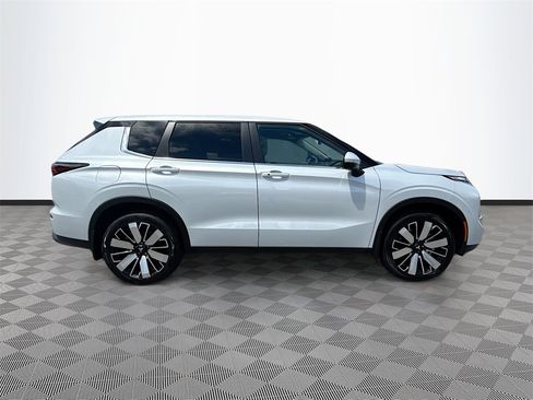 New 2025 Mitsubishi Outlander SE image 4