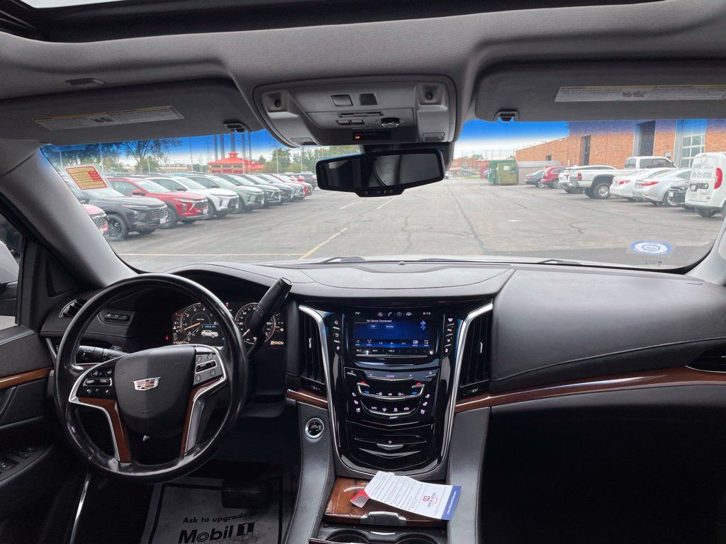 Used 2015 Cadillac Escalade Luxury AWD/4WD image 17