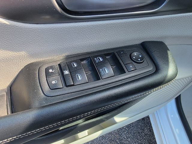 Used 2022 Chrysler Pacifica Touring-L FWD image 21