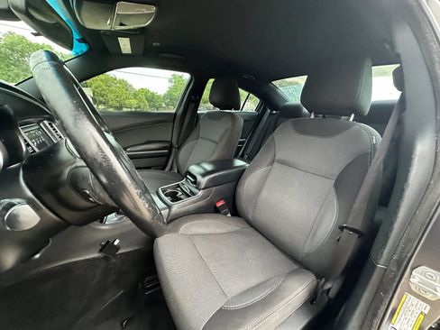 Used 2017 Dodge Charger SE RWD image 12