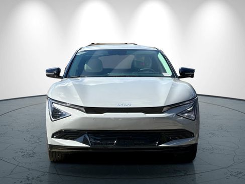 New 2025 Kia EV6 Wind RWD image 9