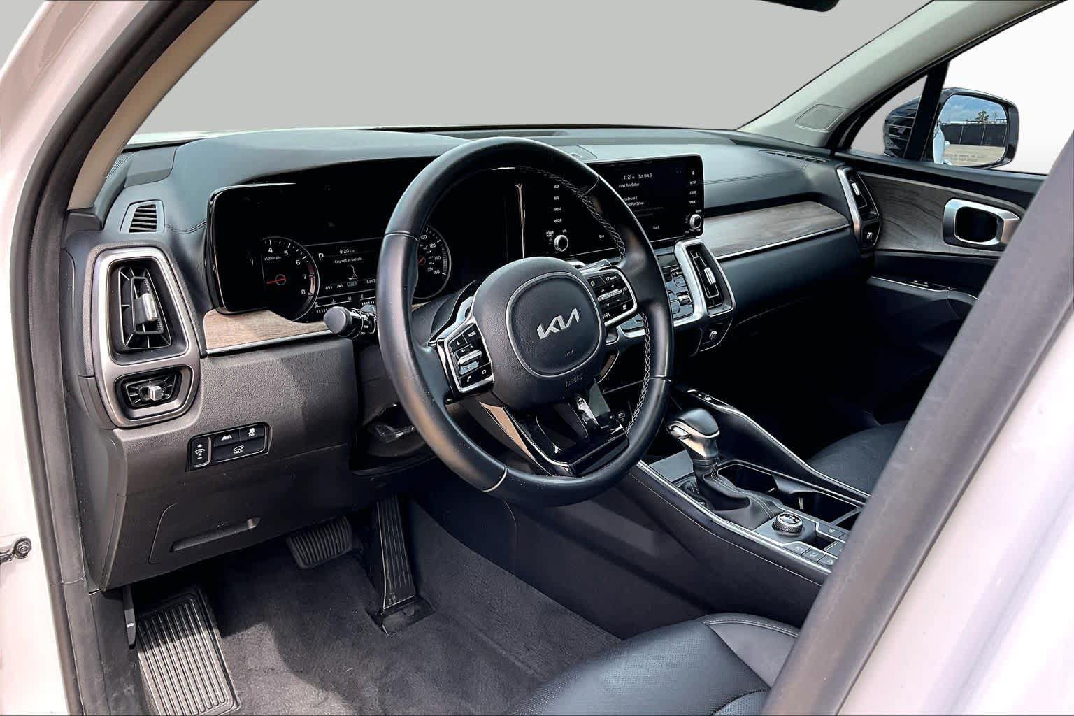 Used 2023 Kia Sorento EX w/ Panoramic Sunroof Package FWD image 18