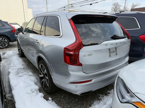 Used 2021 Volvo XC90 T6 Momentum image 4