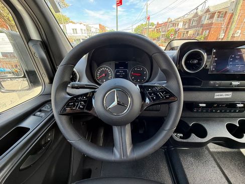 Used 2025 Mercedes-Benz Sprinter 2500 image 5