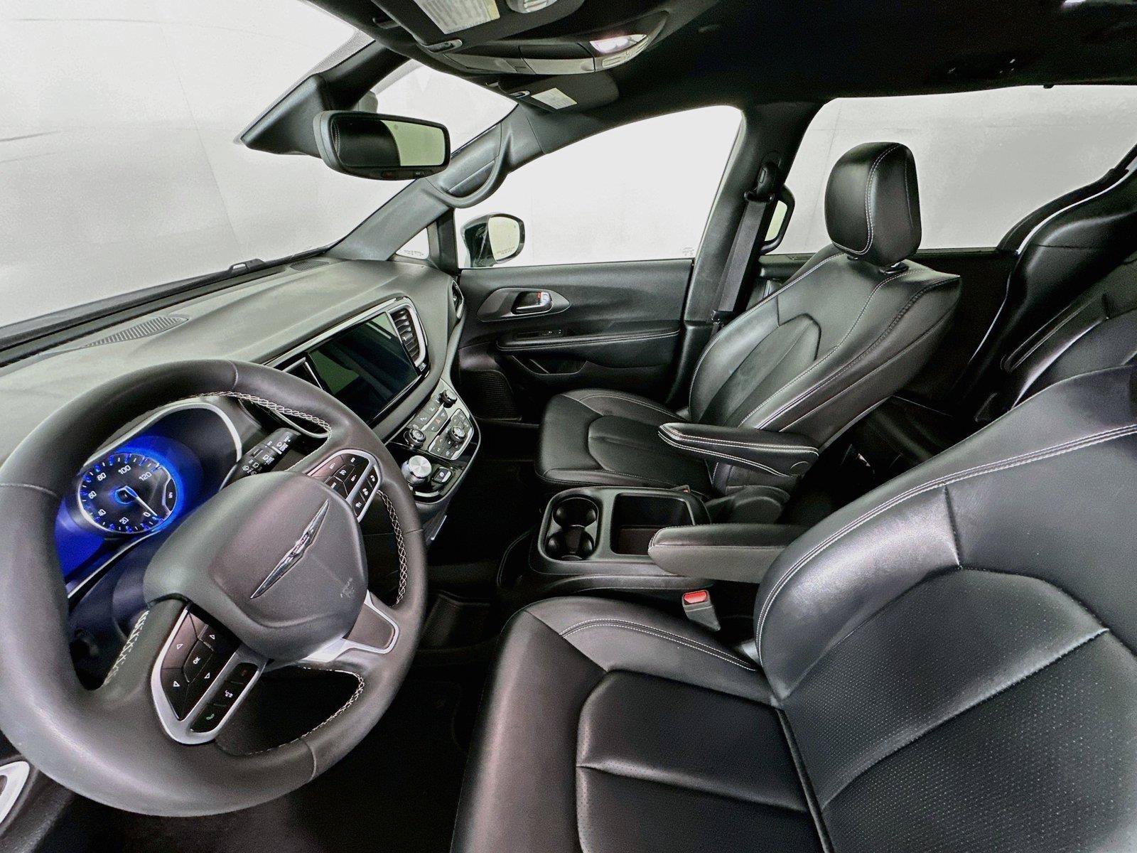 Used 2025 Chrysler Pacifica Select FWD image 5