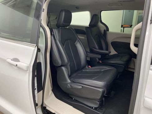 Used 2024 Chrysler Pacifica Select image 18
