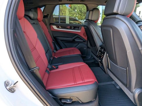 Certified 2025 Porsche Cayenne image 23
