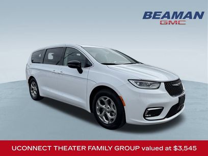 Used 2024 Chrysler Pacifica Limited w/ Uconnect Theater Family Group