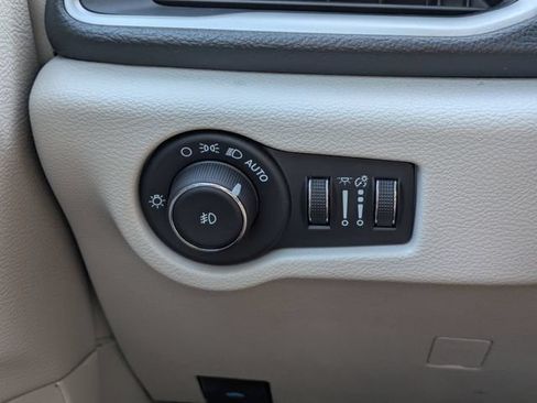Used 2024 Chrysler Pacifica Limited FWD image 27