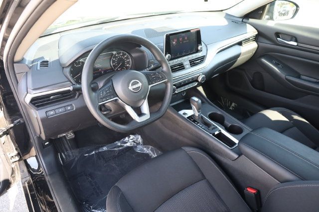 Used 2025 Nissan Altima 2.5 SV FWD image 12