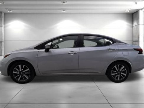 Used 2021 Nissan Versa SV image 4
