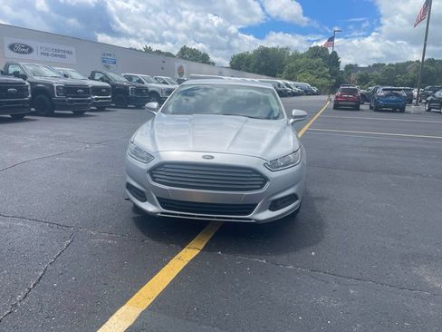 Used 2016 Ford Fusion SE FWD image 2