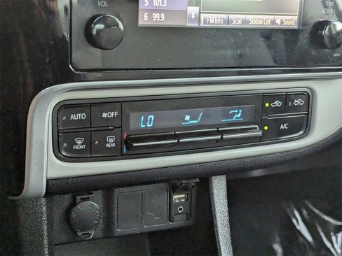 Used 2017 Toyota Corolla LE image 26