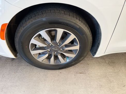 Used 2023 Chrysler Pacifica Touring-L FWD image 10