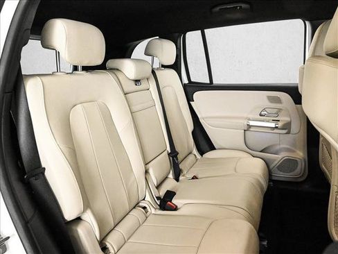 Used 2025 Mercedes-Benz GLB 250 4MATIC image 21