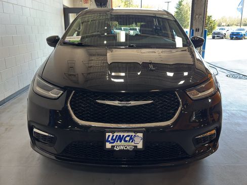 Used 2023 Chrysler Pacifica Touring-L image 8