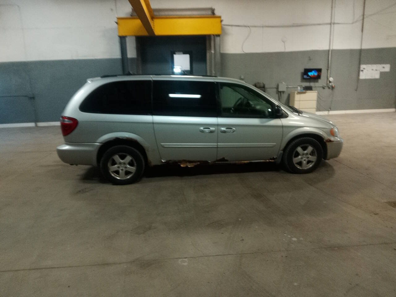 Used 2005 Dodge Grand Caravan SXT FWD image 6