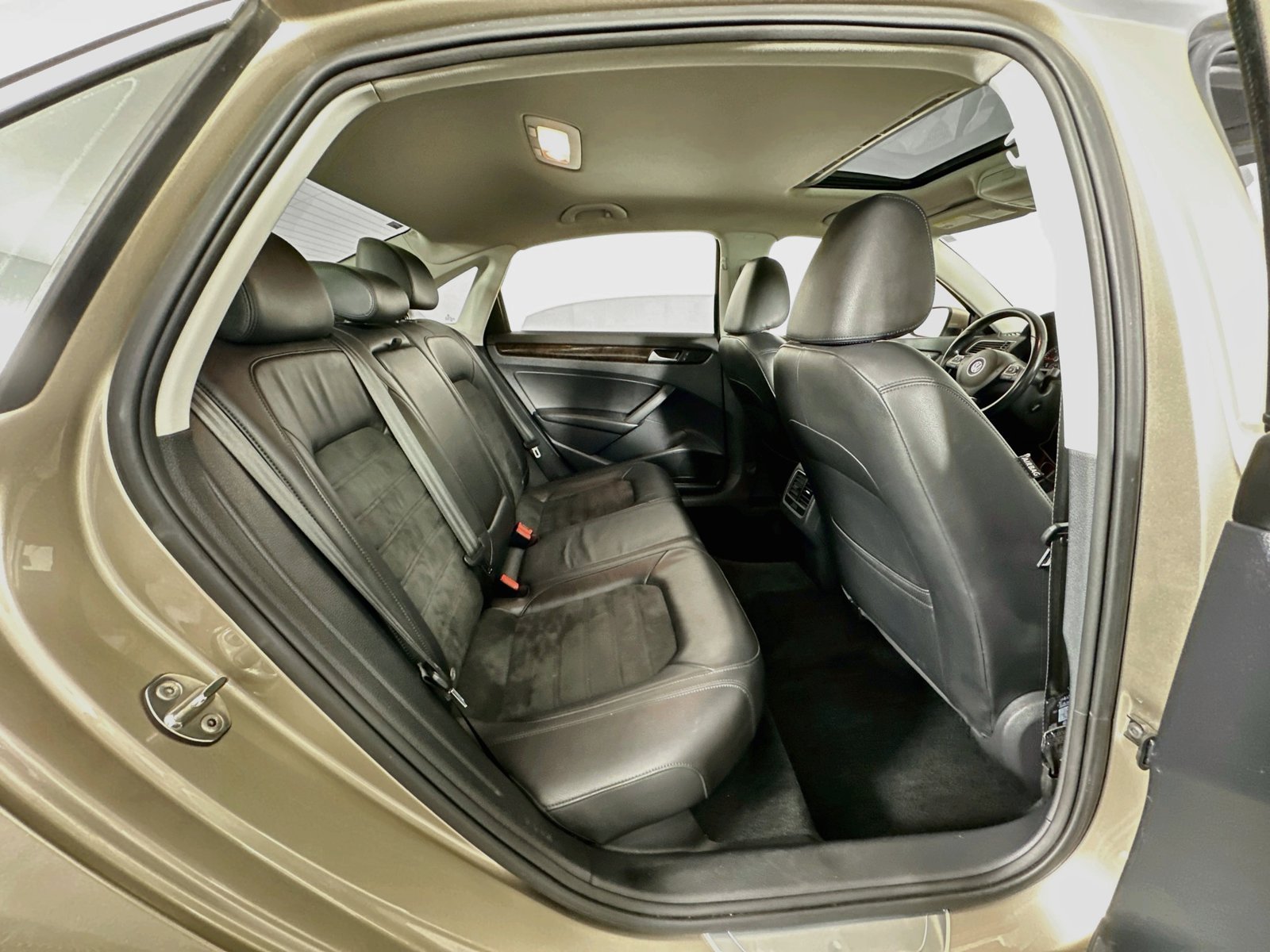 Used 2015 Volkswagen Passat TDI SEL Premium FWD image 28