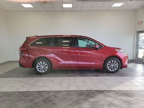 Used 2024 Toyota Sienna LE image 4