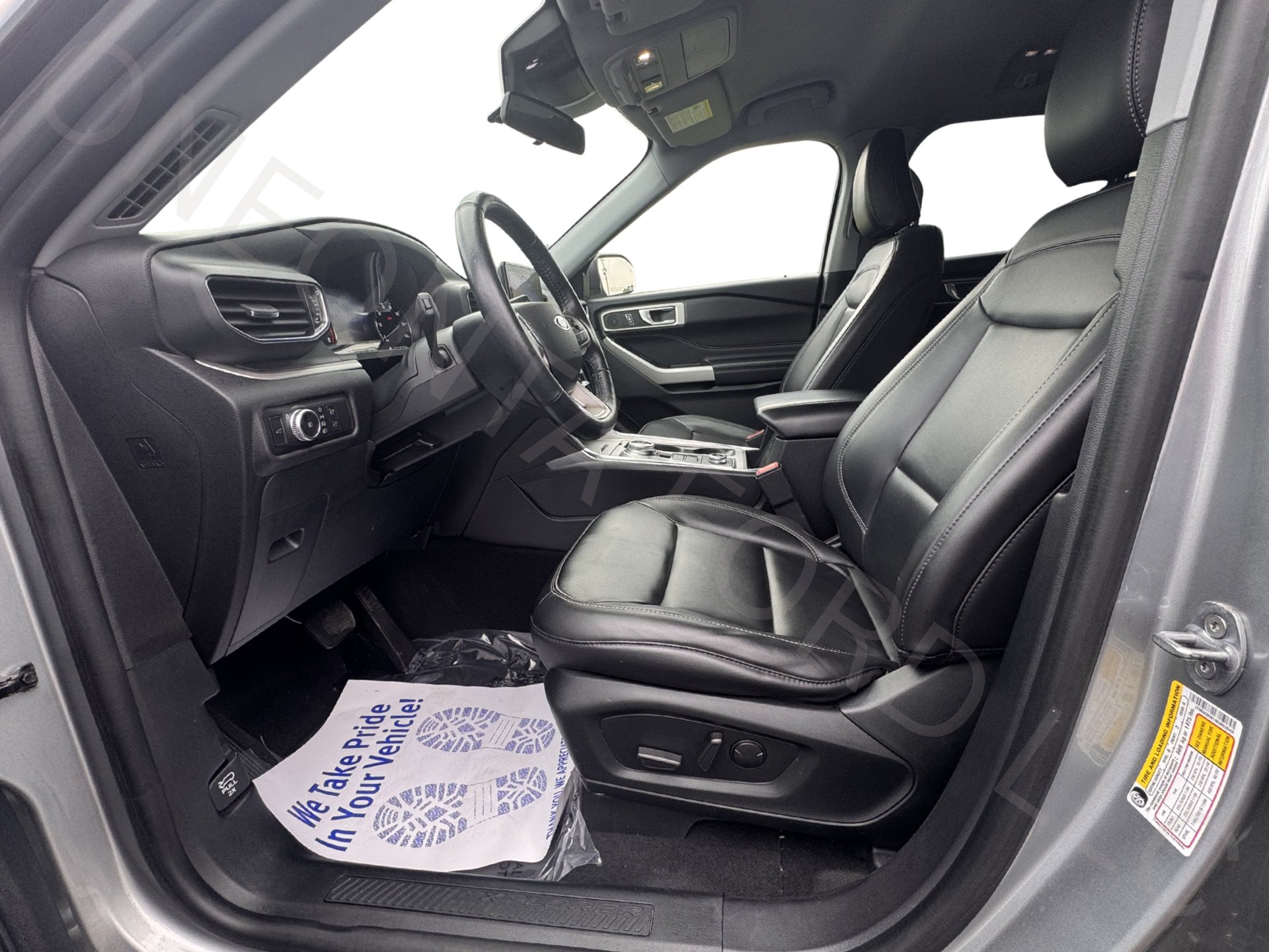 Used 2022 Ford Explorer XLT w/ Equipment Group 202A AWD/4WD image 2