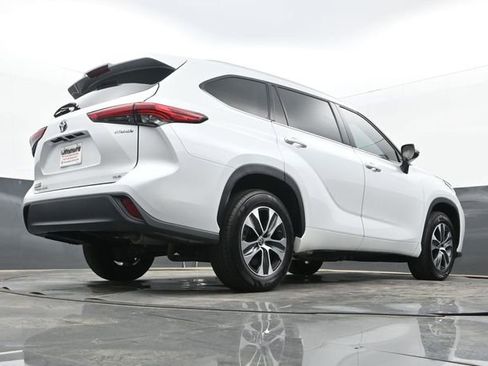 Used 2022 Toyota Highlander XLE FWD image 25