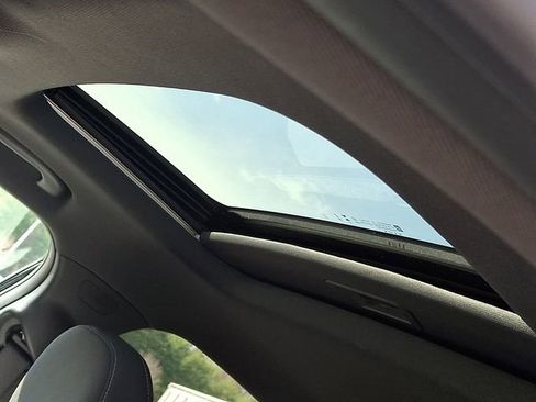 Used 2024 Chevrolet Trax RS w/ Sunroof Package image 17