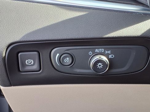 Used 2019 Buick Enclave Essence AWD/4WD image 16