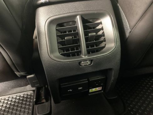 Used 2019 Jeep Cherokee Latitude Plus w/ Comfort/Convenience Group AWD/4WD image 32