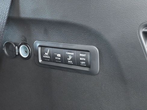 New 2026 Chrysler Pacifica Pinnacle image 38