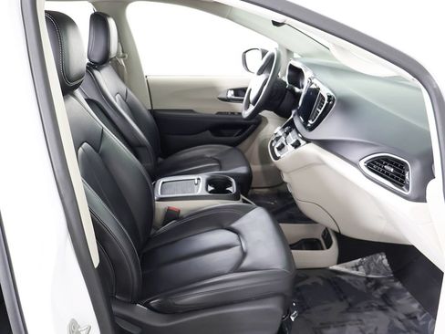 Used 2023 Chrysler Pacifica Touring-L FWD image 30