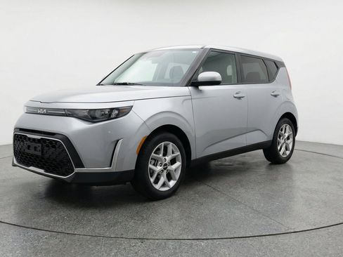 Used 2025 Kia Soul LX w/ LX Technology Package FWD image 3
