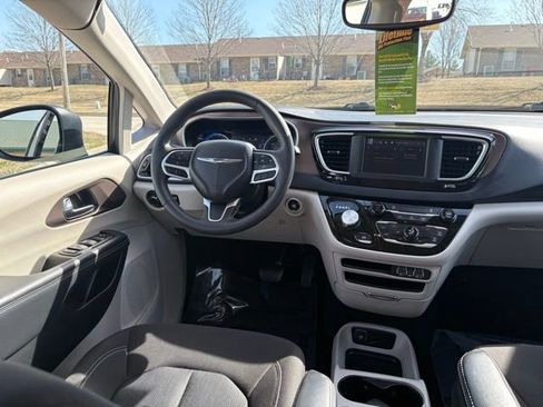 Used 2023 Chrysler Voyager LX FWD image 21